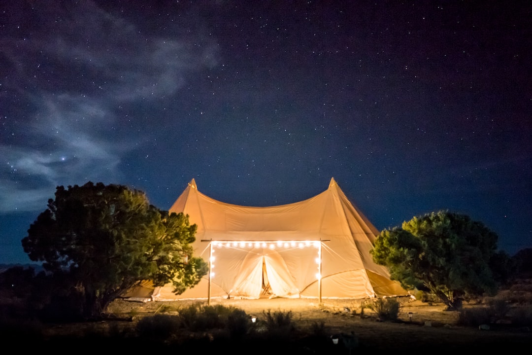 Wynajem namiotów na imprezy plenerowe: Porady i wskazówki