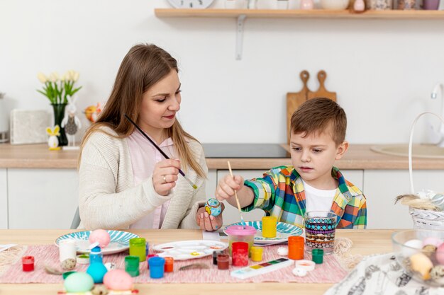 Jak metoda Montessori wspiera indywidualne zdolności i pasje Twojego malucha